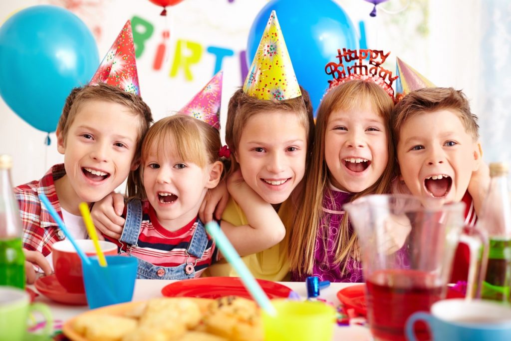 children celebrating birthday party 1024x683 - Weekends Ces educa